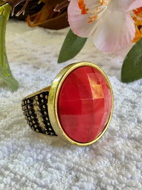 🐼 Lia Sophia Vintage-Inspired Gold Tone Ring with Red Faceted Stone, size 6